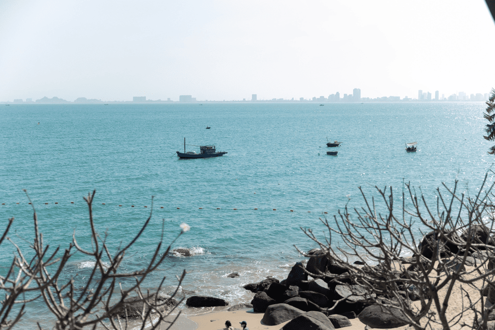 Bãi Rạng gây ấn tượng với những tảng đá tự nhiên và biển hoang sơ (Nguồn: Son Tra Resort & Spa)